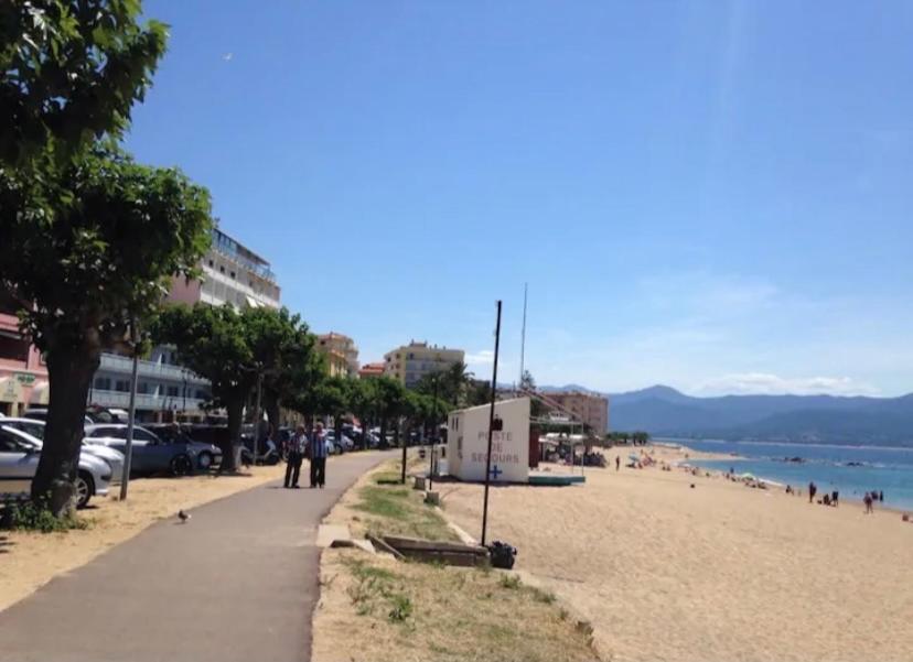 Ajaccio Magnifique T2 37M2 Centre Ville Vue Mer Au Bord De La Plage Neuf 4 Couchages Balcon Parking Prive Ferme Clim Wifi Exterior foto
